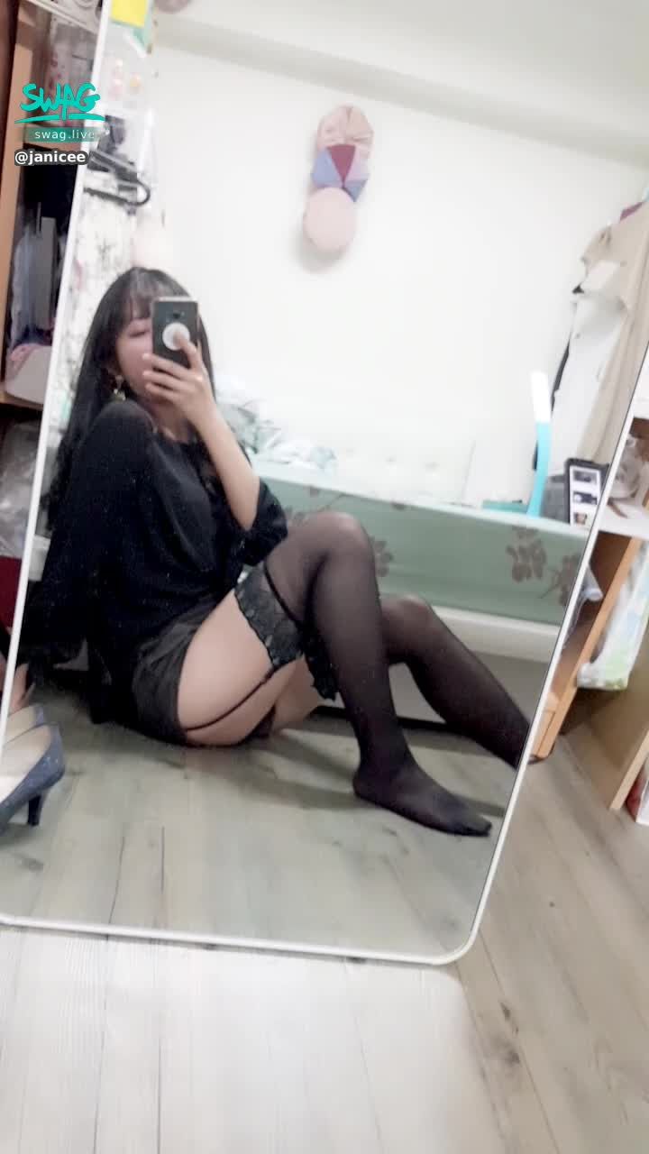 janicee : 束住絕對領域的吊襪帶，加上一條線，顯得更誘人💋
黑絲內的腳趾💚
之前一直覺得吊襪帶只是情趣玩具，直到我買了會一直掉下去的膝上襪，才知道它多重要🤣
萬聖節快樂😈😈
peacock stocking👠