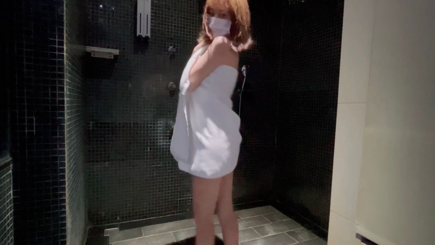 sexyemily : 難得來閨蜜家，當然要去她的大浴室，壞壞一下囉😈