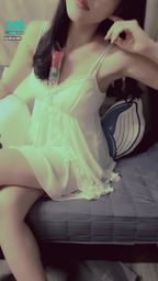 janicee : 胸口的玫瑰🌹有什麼刺在你心裡?
深V的低胸清純系睡衣💐
pyjamas party on the couch🎀