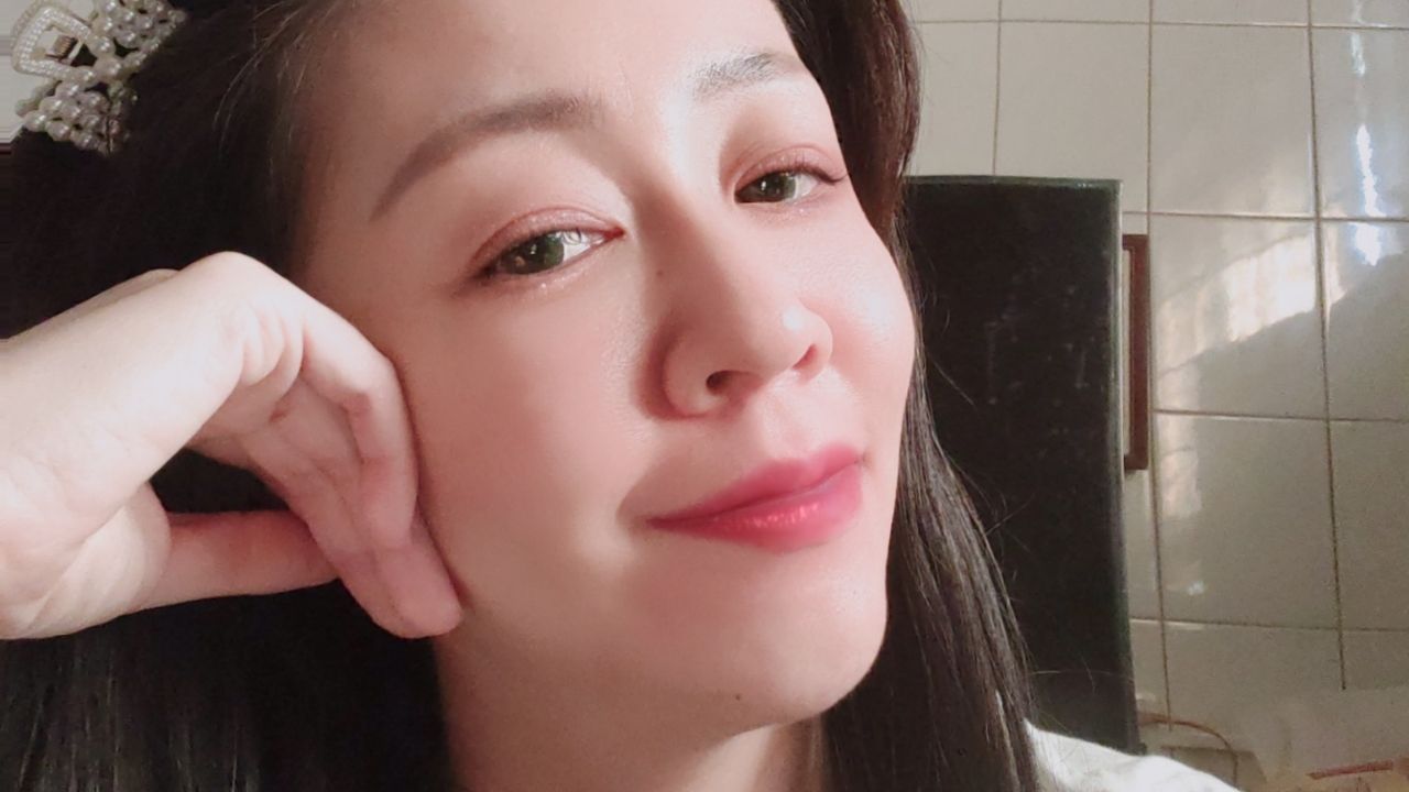 cocoyk : 很抱歉以為小孩熟睡了 趕緊拍 怎料兒子突然哭醒 很抱歉所以加入了音樂 希望粉絲 和官方能體諒一下 謝謝你