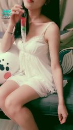 janicee : 拿出胸口的玫瑰🌹
深V的低胸清純系睡衣💐
pyjamas party on the couch🎀