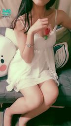 janicee : 胸口的玫瑰🌹帶刺的美麗又性感👠👠👠
深V的低胸清純系睡衣💐
pyjamas party on the couch🎀