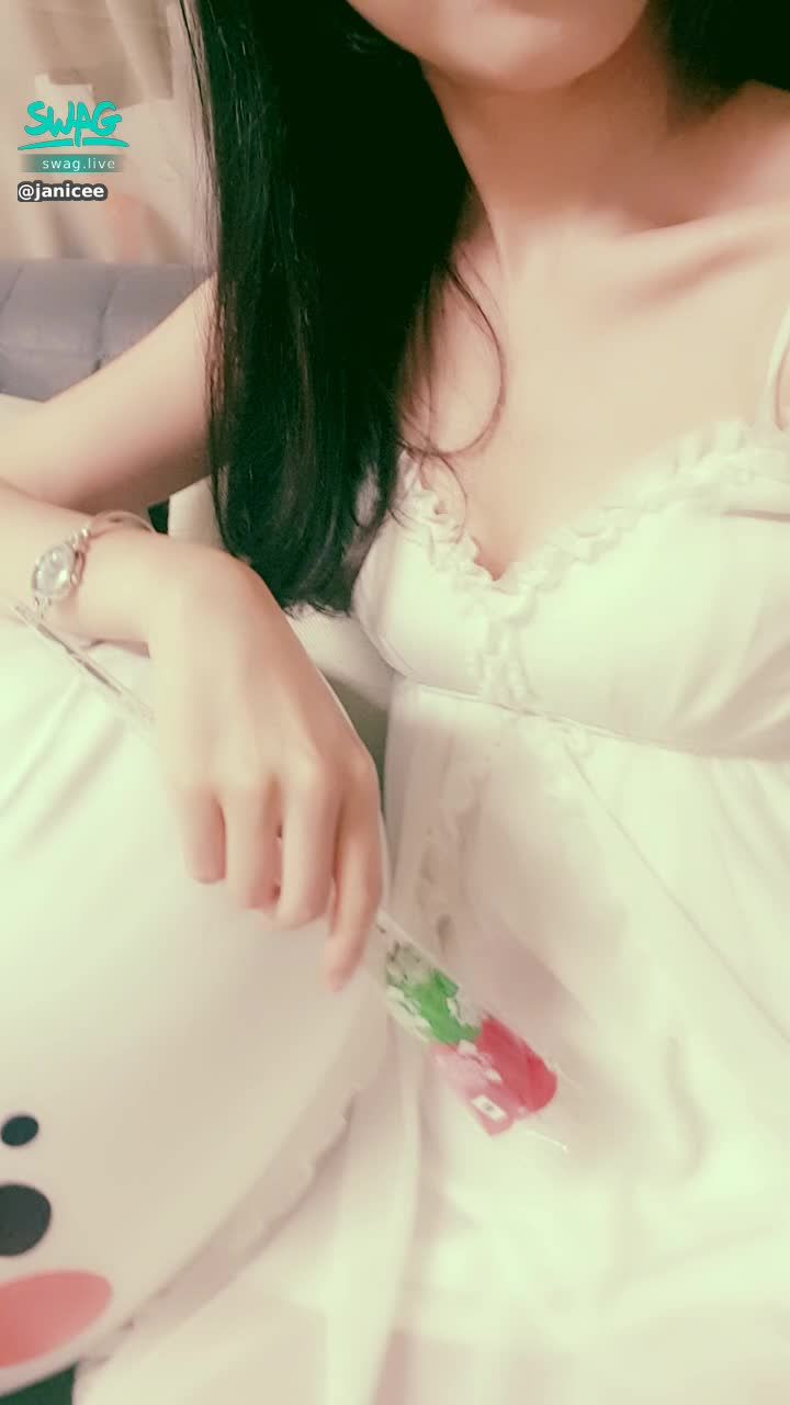 janicee : 睡衣與花💫前鏡頭近拍💙
低胸清純系，白色睡衣🎀
pyjamas party on the couch💘