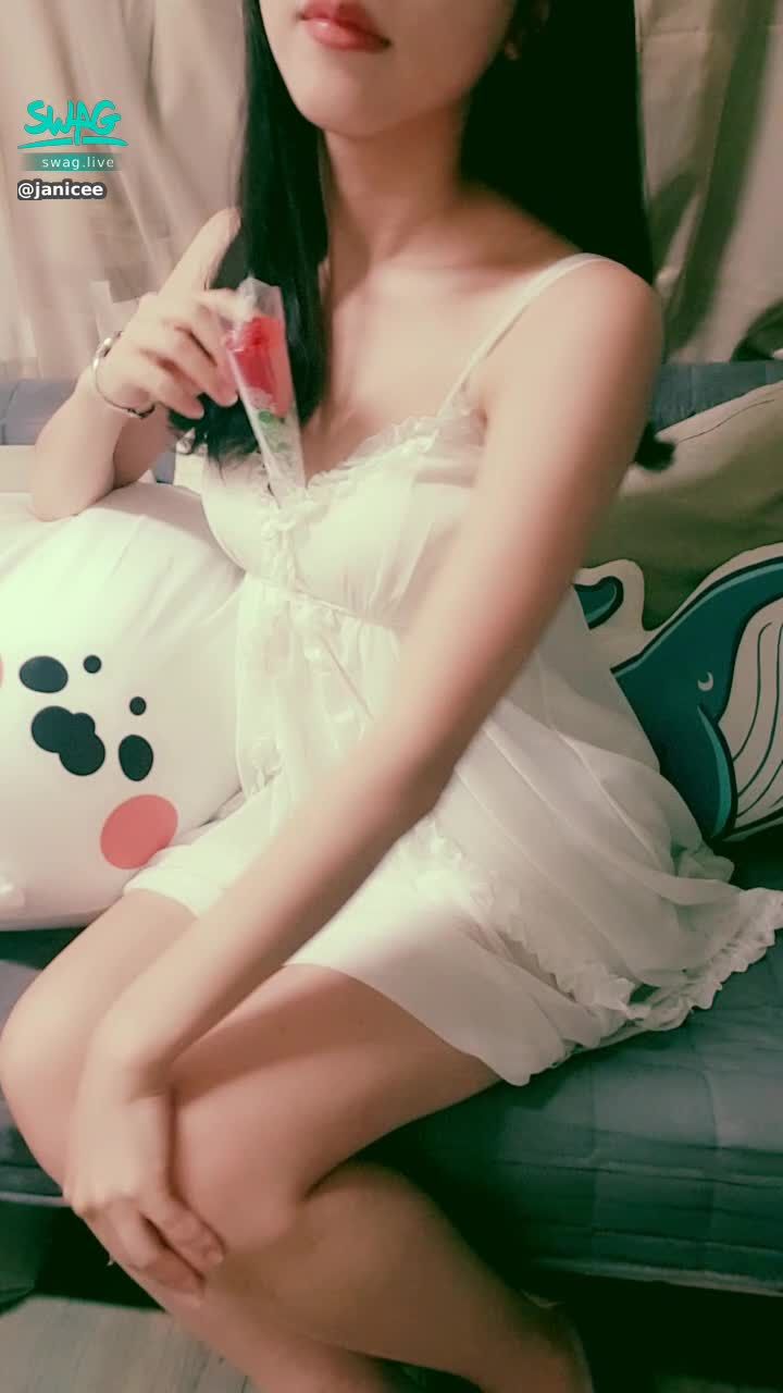 janicee : 胸口的玫瑰🌹
深V的低胸清純系睡衣💐
pyjamas party on the couch🎀