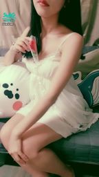 janicee : 胸口的玫瑰🌹
深V的低胸清純系睡衣💐
pyjamas party on the couch🎀