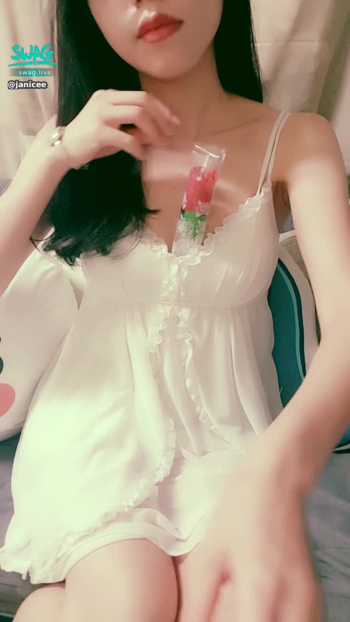 janicee : 誰能當你刺在胸口的玫瑰？💋
帶刺的美麗又性感💫
thorny yet seductive🌹