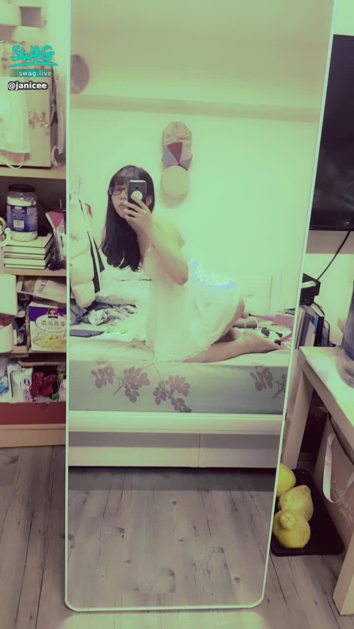 janicee : 久違的炮機系列😈
3段速抽插💛好久沒被炮機的上彎陽具插，低速就快不行了😥
畢業了終於可以稍微喘息💋
machine fuck💘💘
