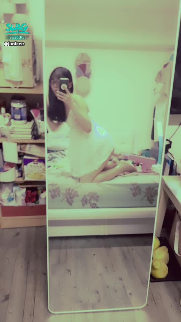 janicee : 久違的炮機系列😈
3段速到抽插💛好久沒被炮機的上彎陽具插，低速就快不行了😥
想看更高速的影片請私我囉😈😈😈
畢業了終於可以稍微喘息💋
machine fuck💘💘
