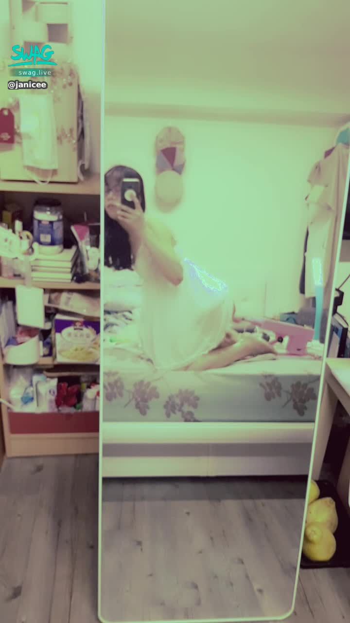 janicee : 久違的炮機系列😈
3段速到抽插💛好久沒被炮機的上彎陽具插，低速就快不行了😥
想看更高速的影片請私我囉😈😈😈
畢業了終於可以稍微喘息💋
machine fuck💘💘
