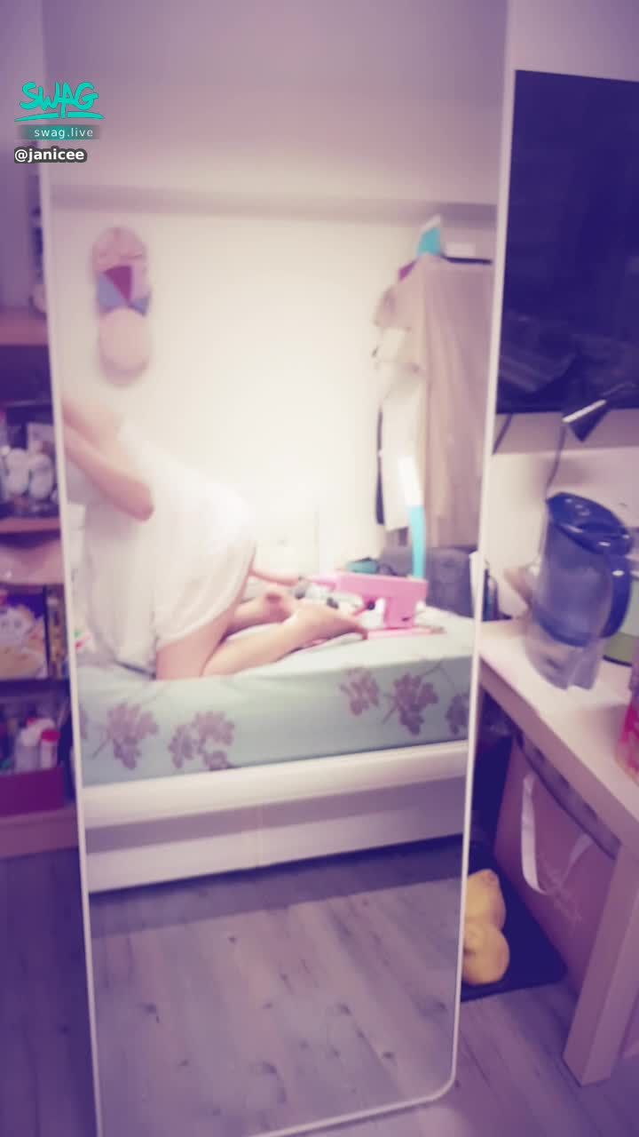 janicee : 久違的炮機系列😈
陽具進入身體的鏡頭，低速緩插
想看更高速的影片請私我囉😈😈😈
畢業了終於可以稍微喘息💋
machine fuck💘💘