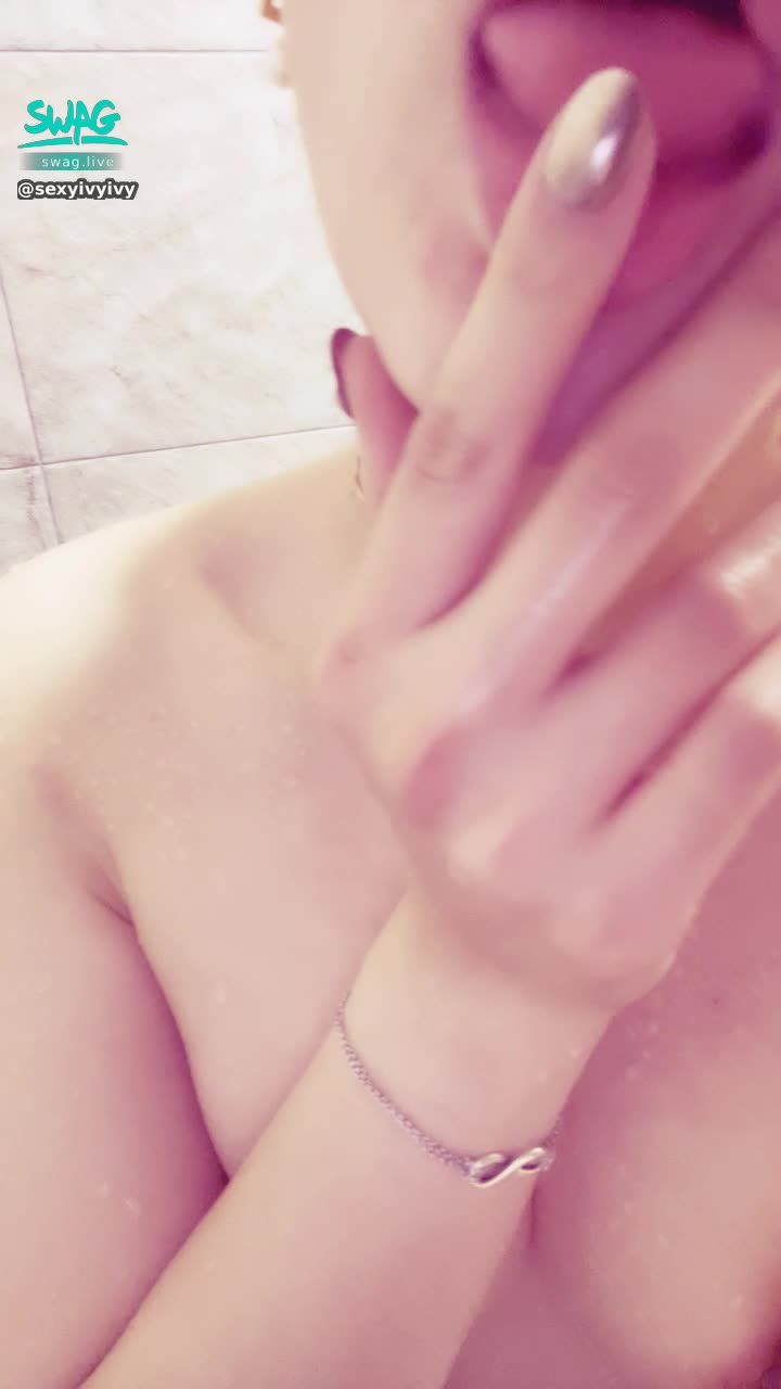 sexyivyivy : 今天怎麼這麼熱
該脫光
在你身上躺著嗎
還是抹一些油
讓你滑進來呢😈😈😈