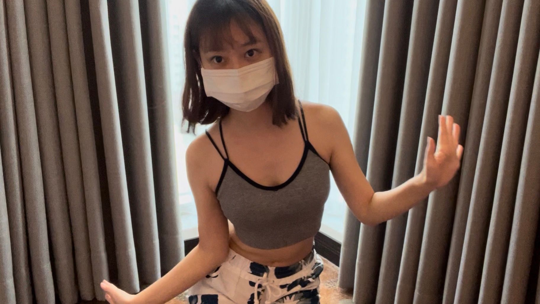 sexyemily : 跟朋友一起出門旅遊，趁他們都出門了，偷偷壞壞給寶貝看一下😳