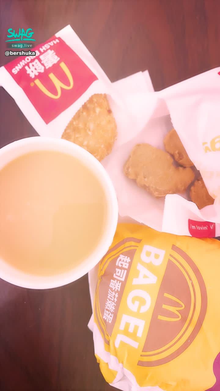 bershuka : 早安☀️
今天出大太陽耶～
茉茉剛睡醒😆 
訊息會一一回覆呦！🙈