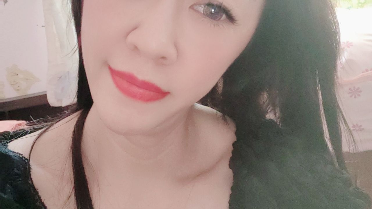 cocoyk : 今天來外婆家 找了間以前睡過的小房間壞壞  但已經變小儲藏室了  可是還是忍不住使壞了 哥哥們一起懷舊使壞吧！