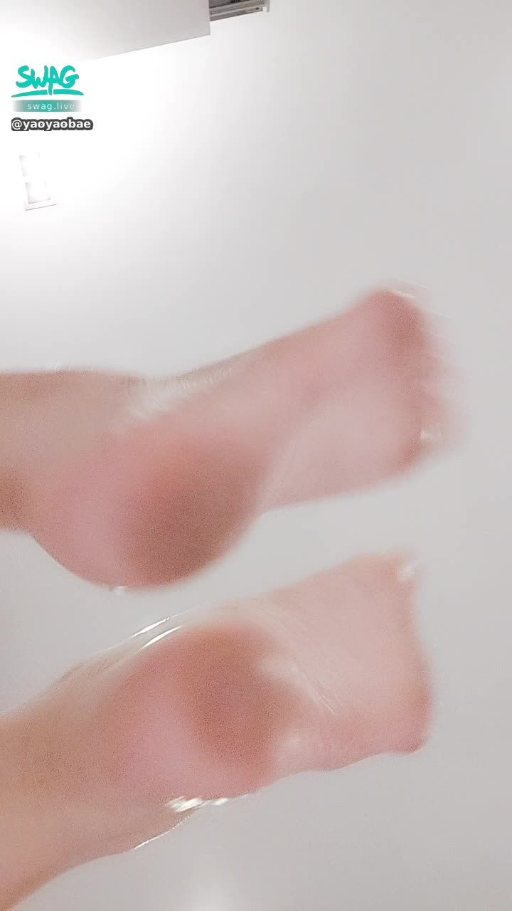 y*******e : 瑤瑤的小腳丫子需要洗洗咯😏