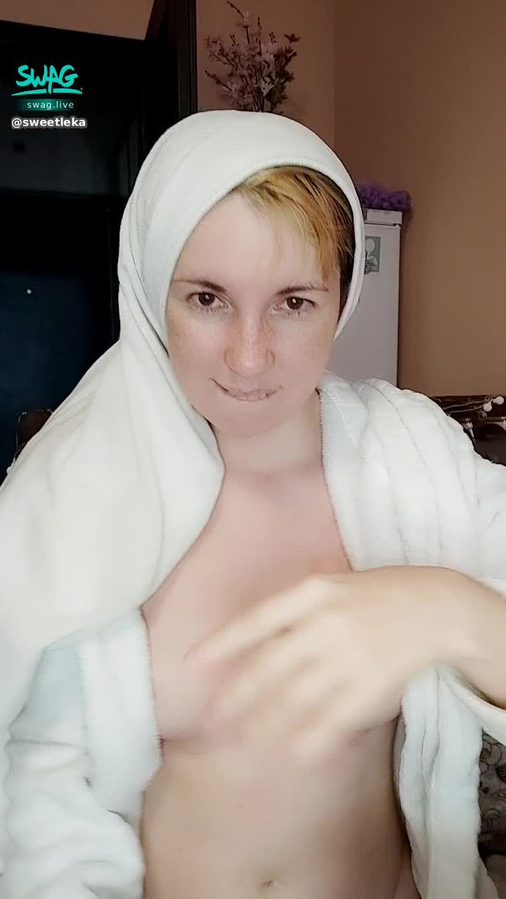 sweetleka : I put my legs wide amd show you my 💕💕💕💕💕pink ohhhh kiss my pussy😜👅👅😜😜🍓🍓👅👅😜