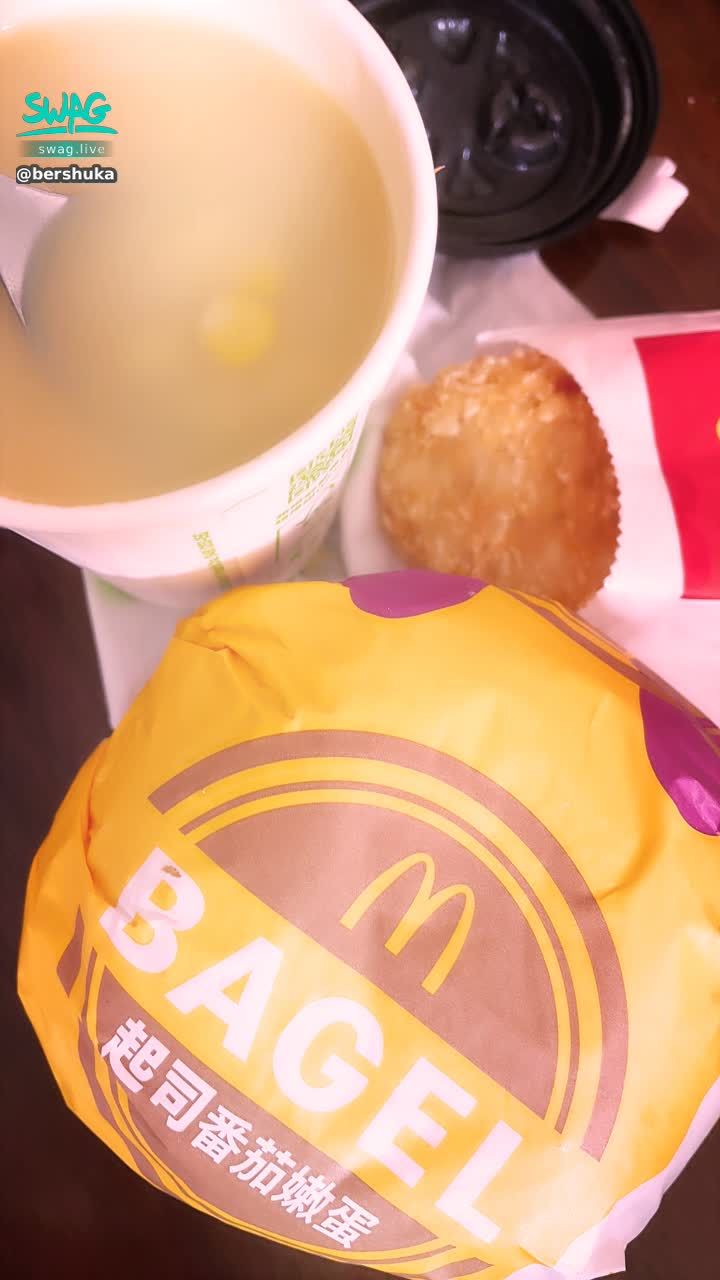 bershuka : 早安🥱 茉茉剛醒⋯先吃早餐醒腦，稍後訊息會一一回覆呦！💗💗