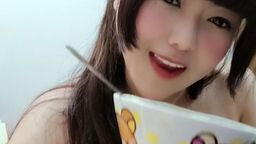 c*******i : 女友版熙熙
做飯給哥哥吃囉!
削水果、蒸蛋
最後竟然色色的把煉乳
塗在乳頭上……