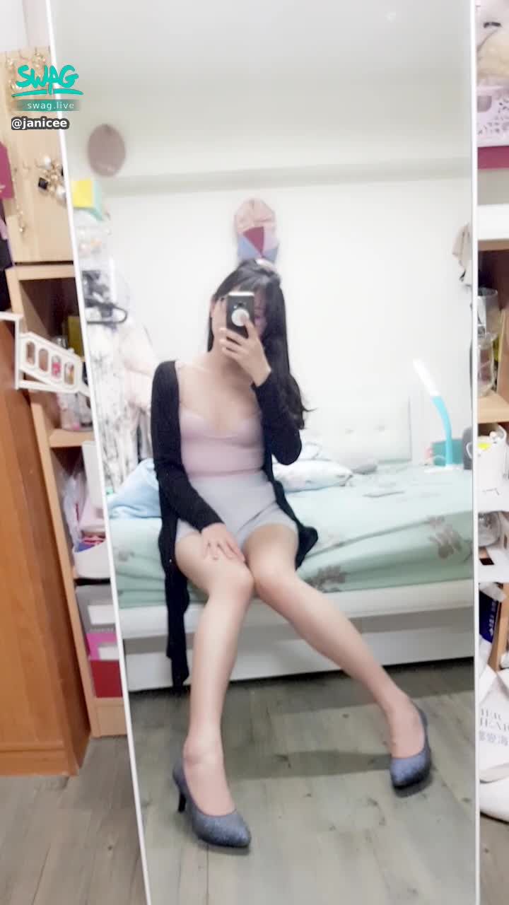 janicee : 運動風，深V性感海鷗線💙
外套下的bratop🎀
cozy s5yle⭐