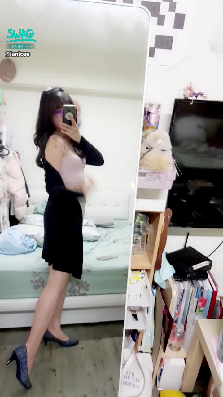 janicee : 外套下藏著什麼？💋
胸口的深V性感💛
cozy style💗