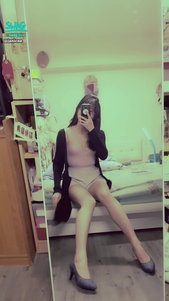 janicee : 深V性感海鷗線♥️
外套下的bratop🎀
cozy s5yle⭐