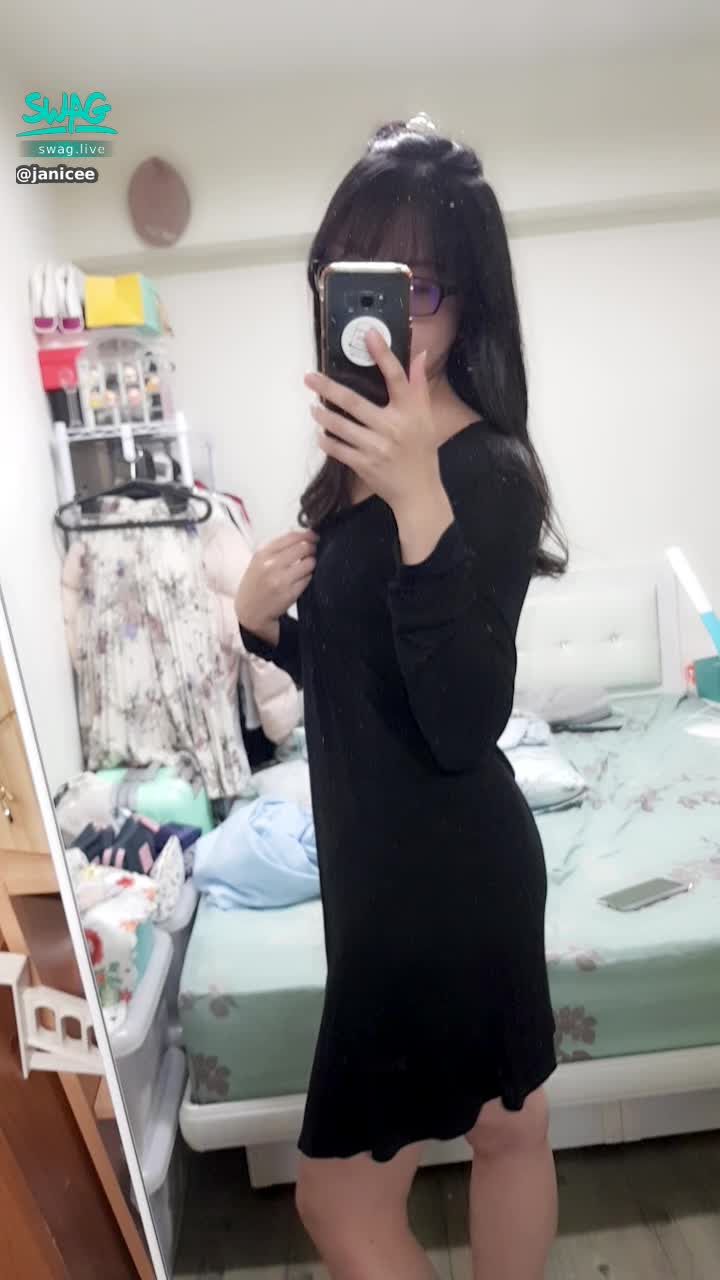 janicee : 美型Bratop🌹🌹🌹
外套下藏著什麼？💋
胸口的深V性感💛
cozy style💗