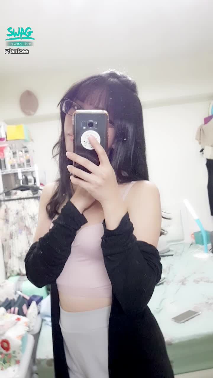 janicee : 外套下藏著什麼？💋
bratop胸口的深V性感💛
cozy style💗