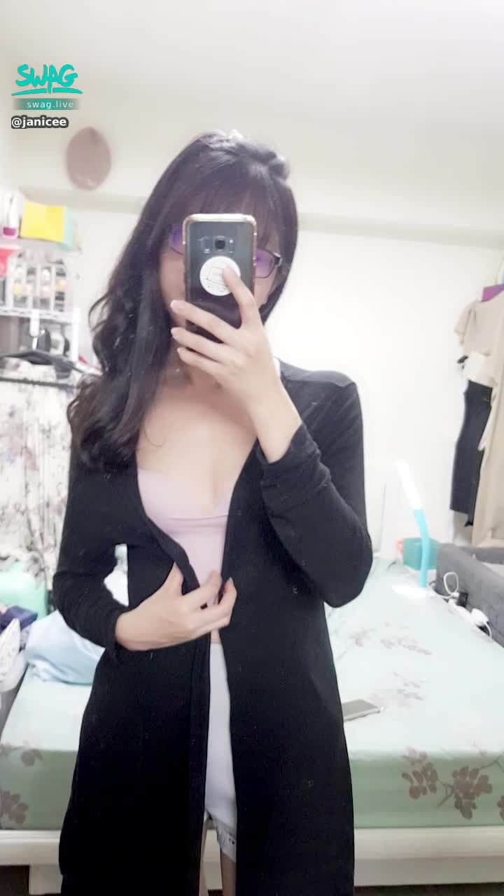 janicee : 外套下的性感身形👠👠
胸口的深V性感💚
cozy style🎀