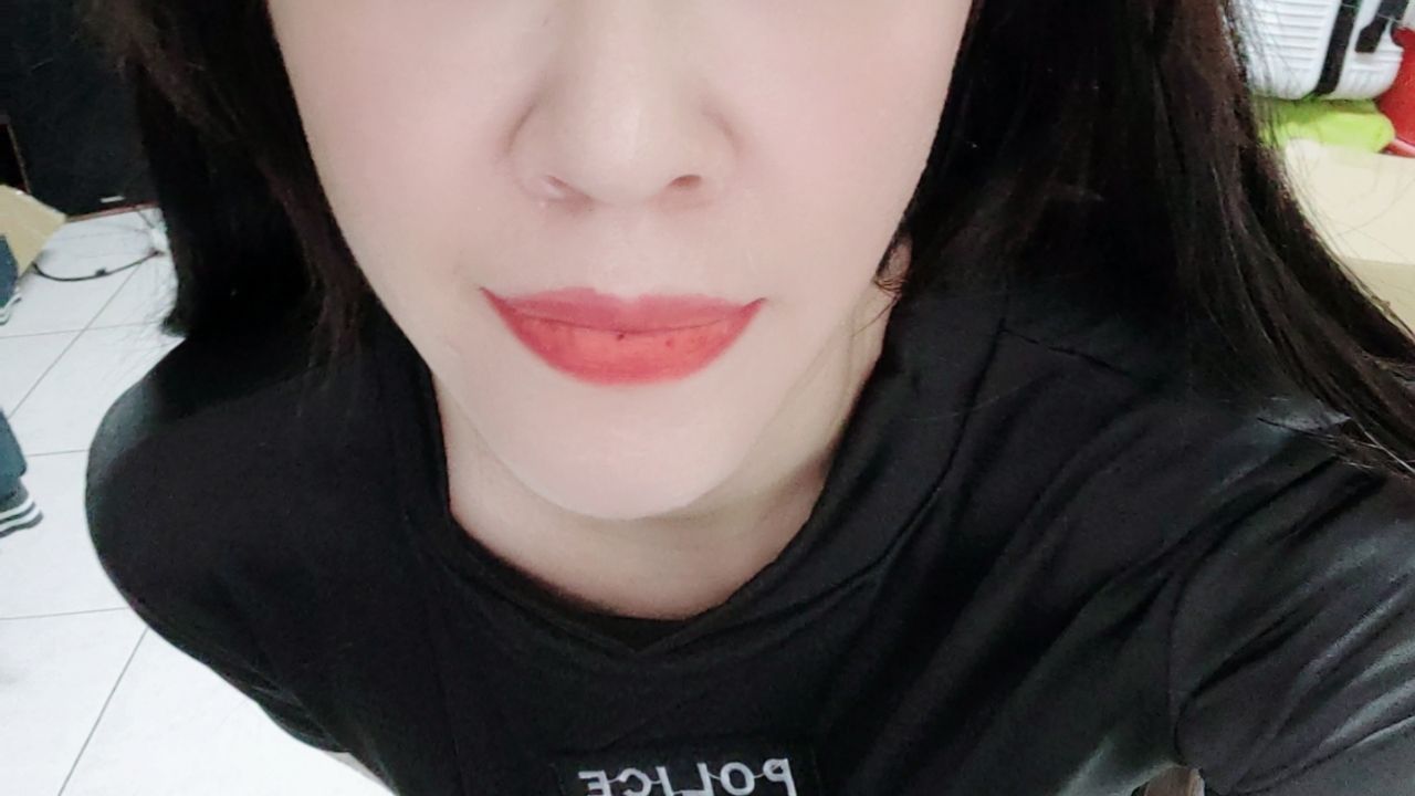 cocoyk : 有點小件的警察服 小妖的胸部完全包不住 哥哥們有那麼漂亮的警察嗎？哈哈哈哈哈