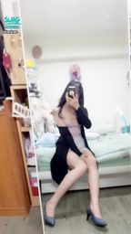 janicee : 床邊深V性感海鷗線💫👠
外套下的bratop🎀
cozy s5yle⭐
