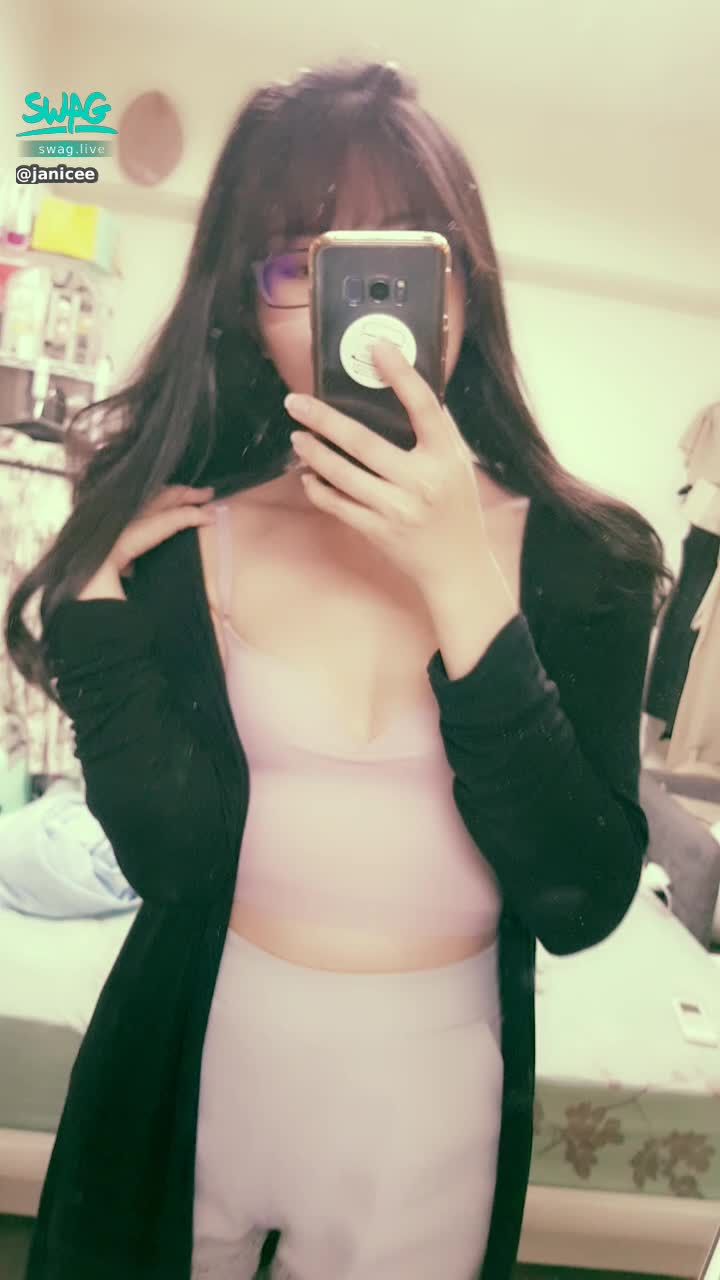 janicee : 深V性感胸線😈😈😈
外套下的bratop🎀
cozy s5yle⭐