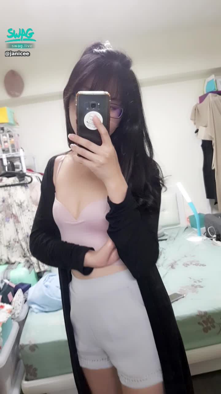 janicee : 外套下的貼身bratop，勾勒出性感身形👠
胸口的深V性感💚輕盈運動風♥️
cozy style🎀