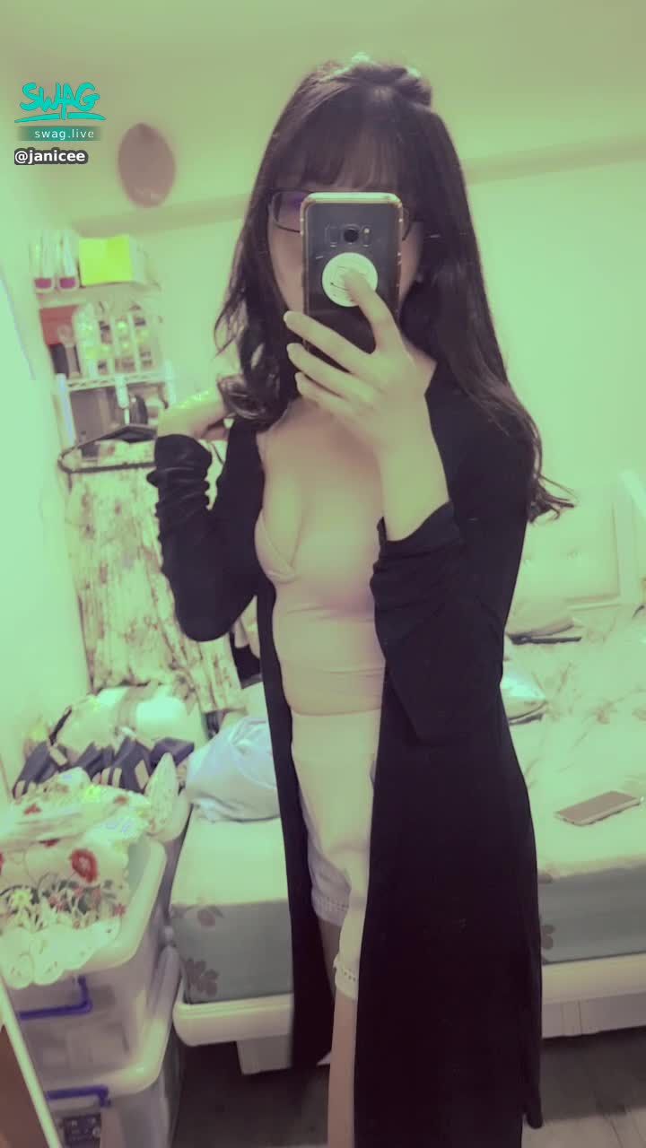 janicee : 側面與正面都完美的包覆💙
外套下的性感身形👠👠
胸口的深V性感💚
cozy style🎀