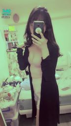 janicee : 側面與正面都完美的包覆💙
外套下的性感身形👠👠
胸口的深V性感💚
cozy style🎀