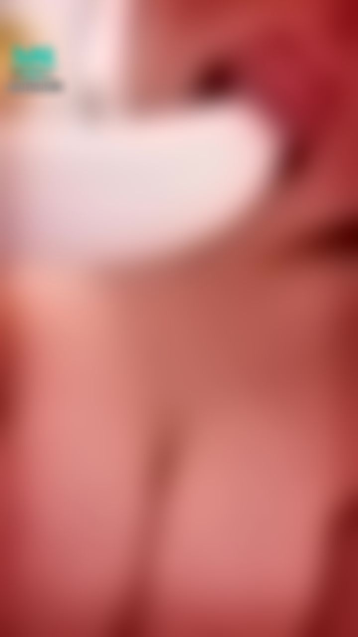 y********i : 🈲️不安份的舌頭忍不住玩弄小香蕉了🍌⋯好色😛😛😛😛