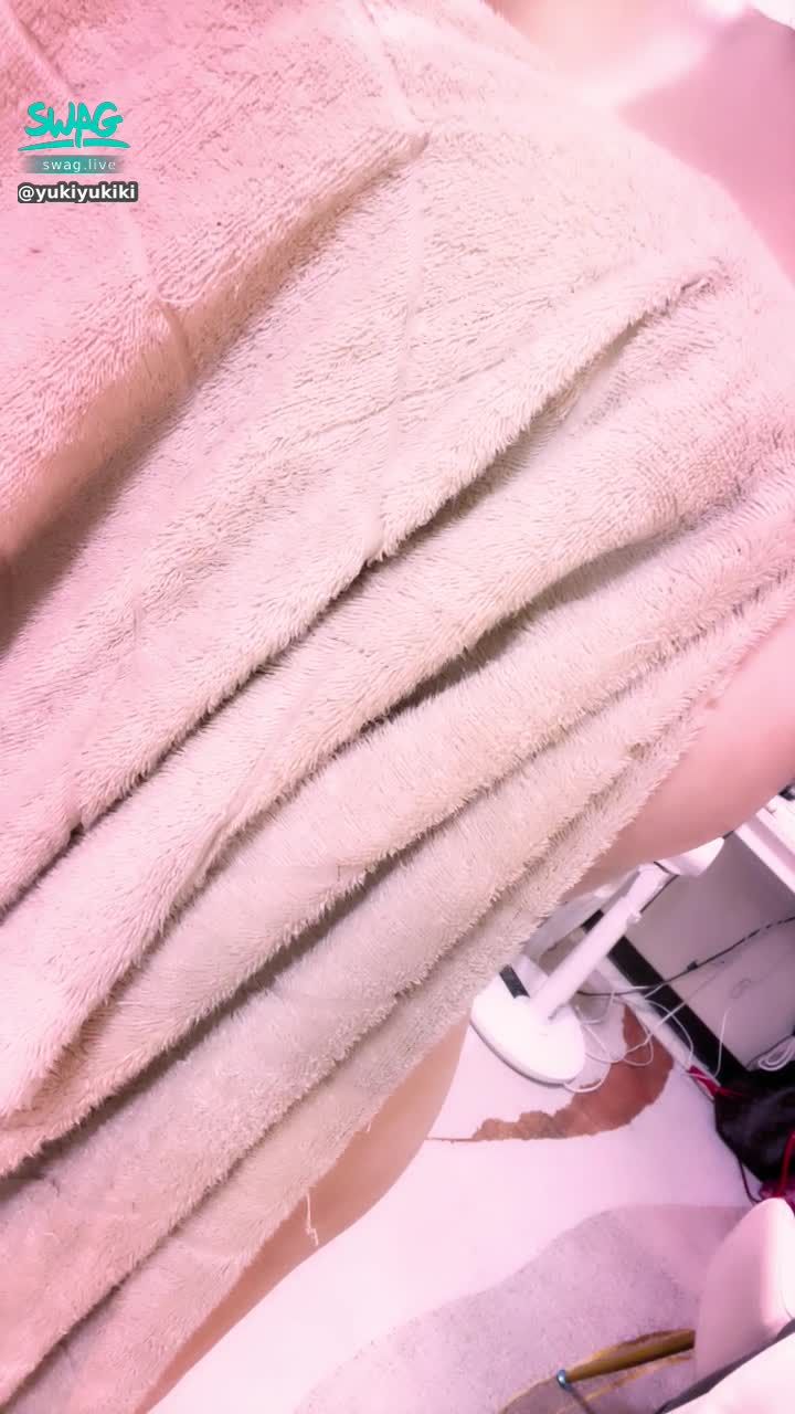 y********i : 🈲️洗澡完了，來擦身體☺️要幫我的忙嗎？🥰🔞🔞🔞🔞