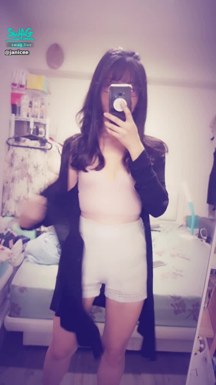 janicee : 藏在衣服內的深V性感海鷗線♥️
外套下的bratop🎀
cozy s5yle⭐