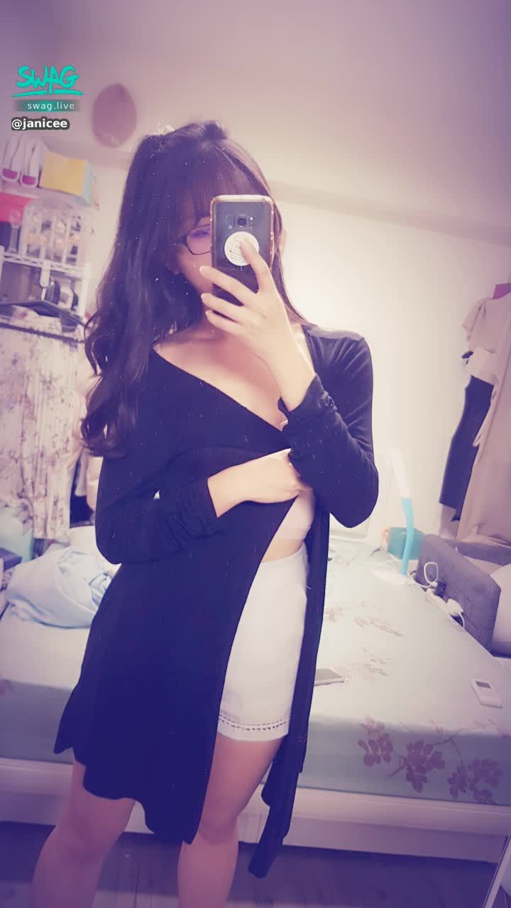 janicee : 外套下勾勒性感身形的bratop👠靜照⭐
胸口的深V性感💚輕盈運動風💋
cozy style💕