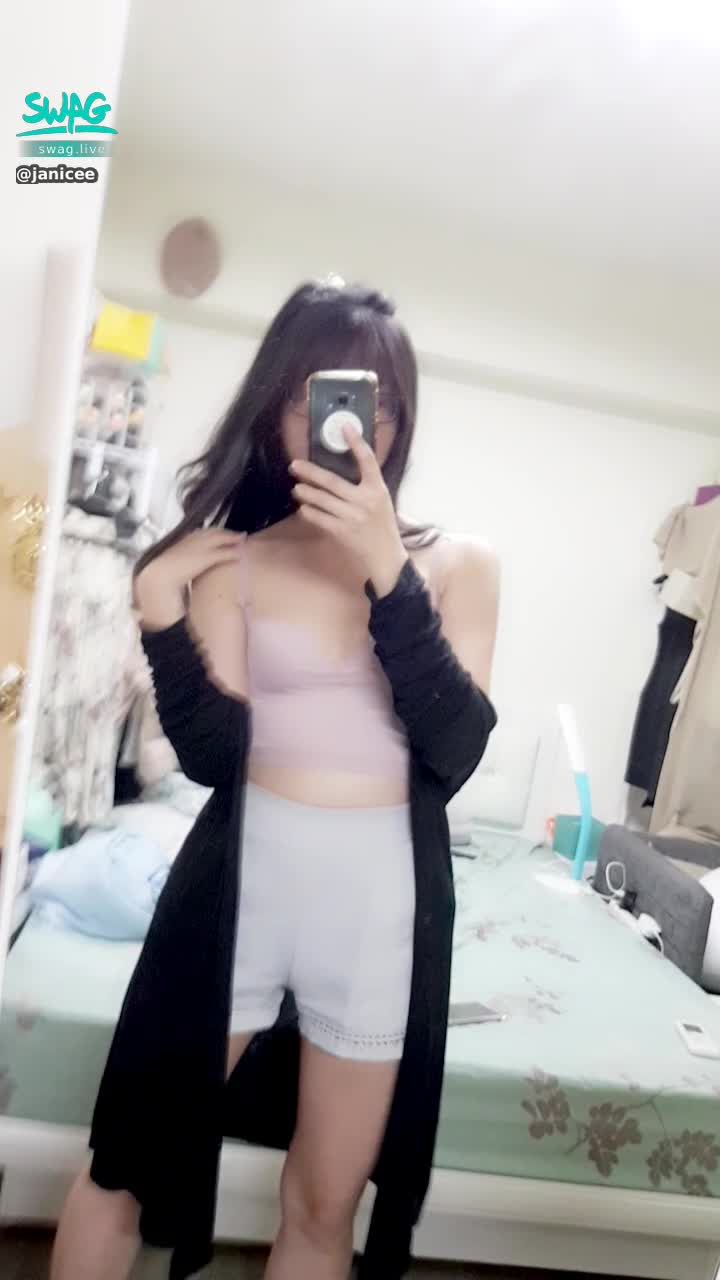 janicee : 外套下藏著什麼？💋
胸口的深V性感，貼身bratop💛
cozy style💗