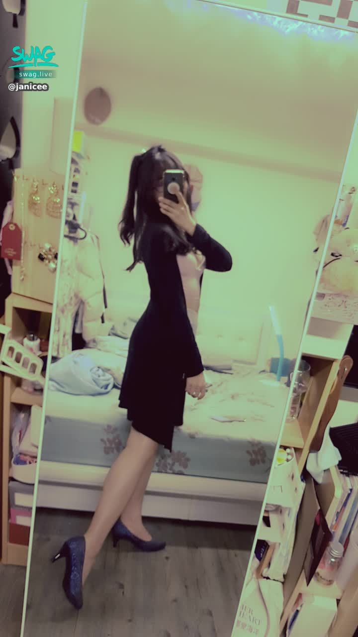 janicee : 內藏勾勒性感身形的bratop😈靜照🎀
胸口的深V性感💚輕盈運動風💋
cozy style💕