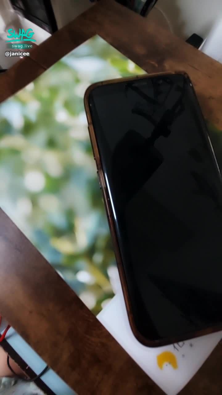 janicee : 有這週五晚上想約會的小哥哥嗎？
我剛好有想要去看場電影，要一起來嗎？♥️
Let's go to a movie this Friday！