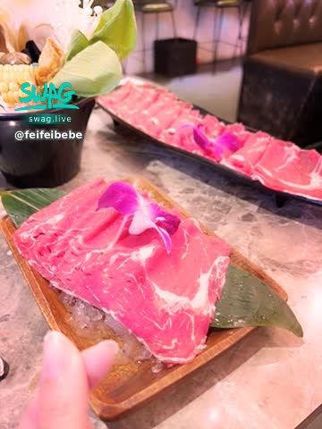 feifeibebe : 今日有約❤️❤️天氣變涼了… 一起吃吃火鍋😍

想要跟人家吃飯、逛街、看電影嗎？人家本月超有空😚 
可配合時間⌚️地點📍 

是少數swag主播願意配合粉粉唷❗️
想知道更多資訊私訊👉🏻 @feifeibebe
