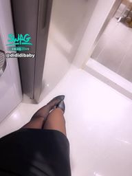 dididibaby : 公司茶水間偷偷拍😳😳下課趕來上班😭😭
今天是黑絲喔💕