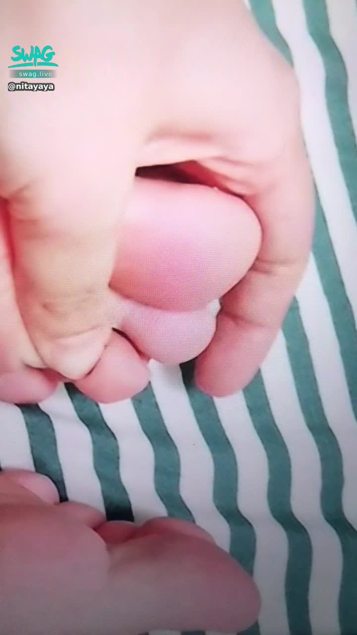 nitayaya : 😽😽足控寶貝的福利🥰白皙的腳趾頭 ❤️有寶貝要舔舔或吃吃嗎👅👅👅