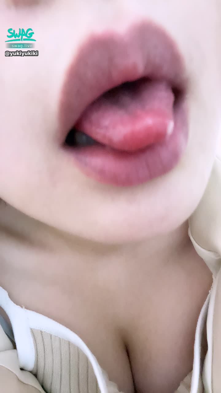 y********i : 用舌頭誘惑一下寶寶們，待會回家發你們喜歡的❤️😈💦