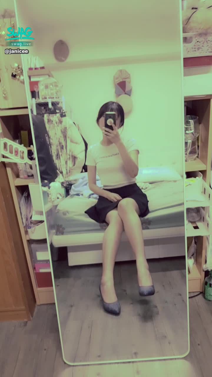 janicee : 休閒小性感路線👠短裙透出的大腿面積有點多👀
希望新枕頭能伴我好好入睡💫
be your cheerleader💚