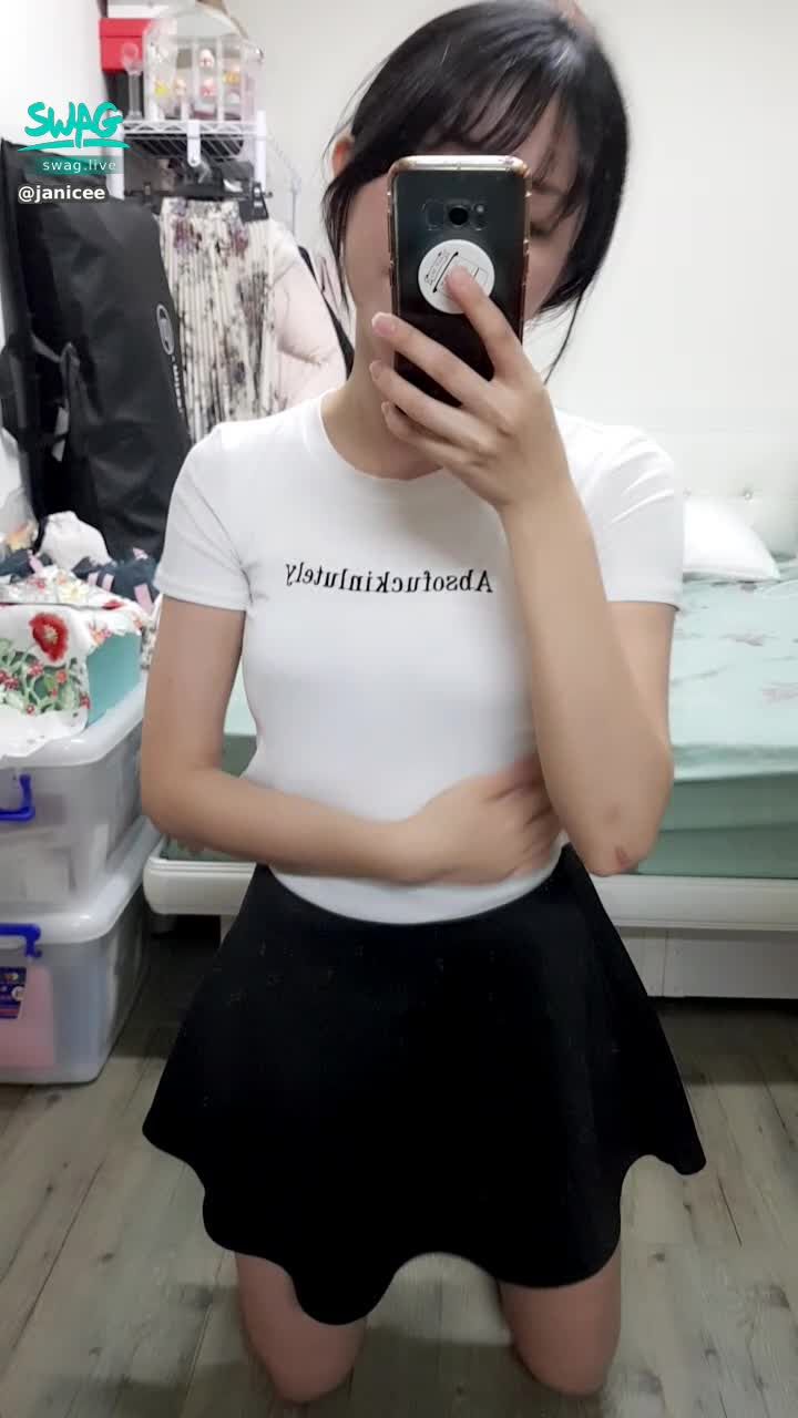 janicee : 撩著裙擺💋
透出內衣顏色的白T恤💛
希望新買的枕頭能伴我好好入睡😈
be your cheerleader💋