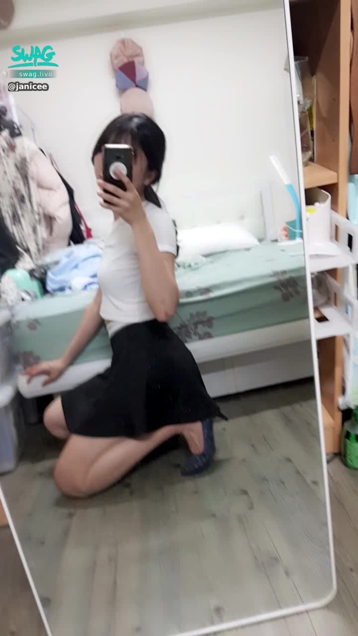 janicee : 跪下與撩起裙擺💕😈
透出內衣顏色的白T恤💛
希望新買的枕頭能伴我好好入睡💗
be your cheerleader💋