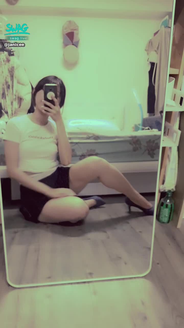janicee : 地板上的性感姿態💙💙💙
發光枕頭是我的新床伴💖
露腰的裝扮與迷你裙加上👠👠👠
be your cheerleader💚