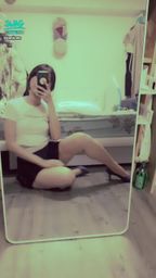 janicee : 地板上的性感姿態💙💙💙
發光枕頭是我的新床伴💖
露腰的裝扮與迷你裙加上👠👠👠
be your cheerleader💚